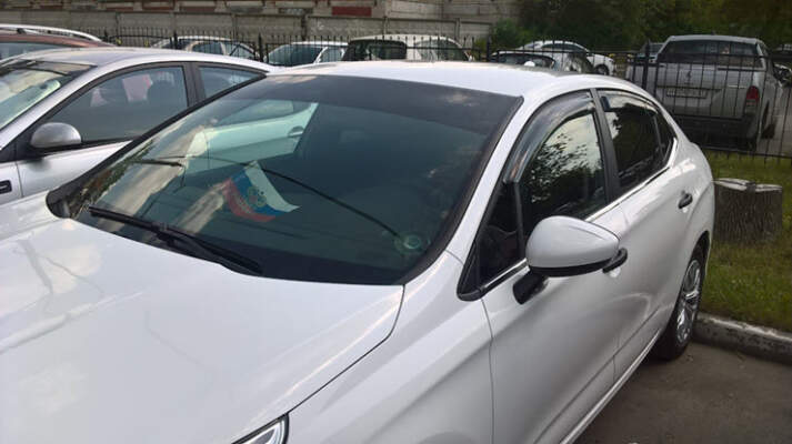 Тонировочная полоса на лобовом стекле