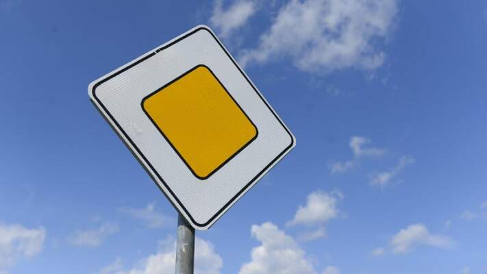 Обозначение знака 2.1 главная дорога