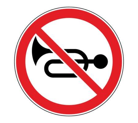 Знак 3.26. Подача звукового сигнала запрещена.