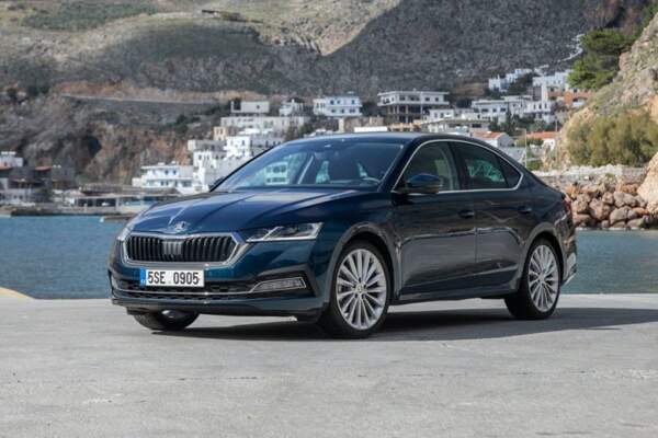 Новая Шкода Октавия 2020 -сбоку