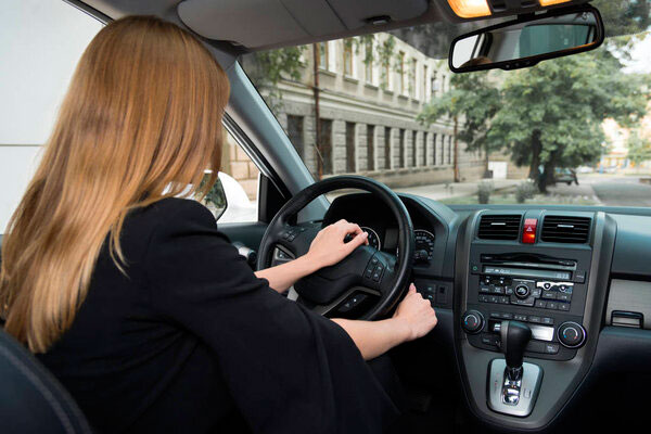 Девушка заводит машину