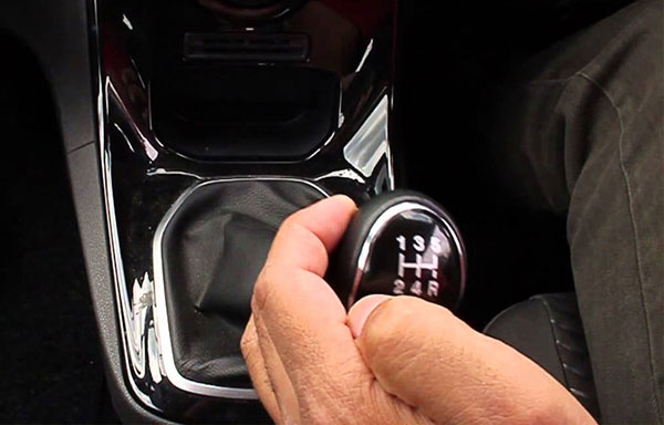 Как включить заднюю передачу