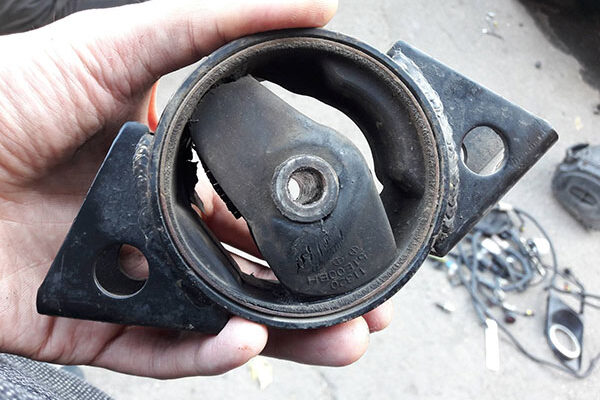 Гидроопора двигателя