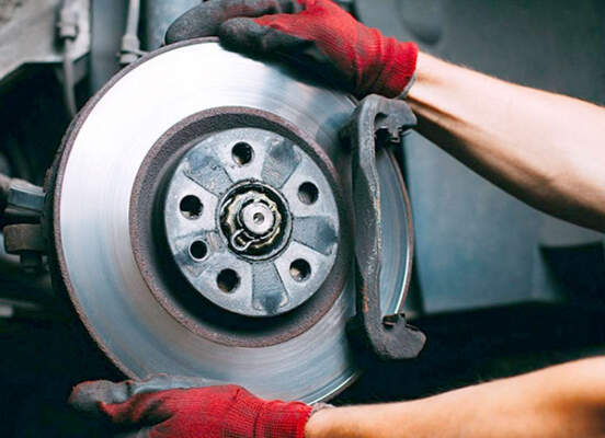 Почему проваливается педаль тормоза и что с этим делать