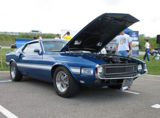 Shelby GT 500 с открытым капотом