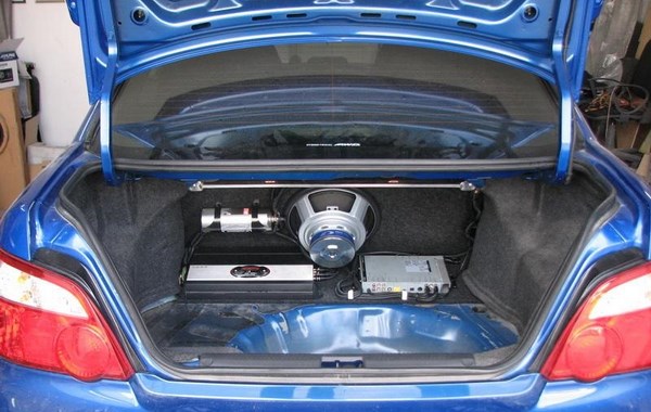 Автозвук без фанатизма: как улучшить звучание штатной системы (динамики / усилитель / настройка)