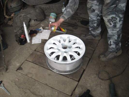 наносим первый слой краски на диски