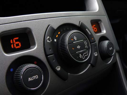 Кондиционер: утечка фреона, запотевание, запах — почему «просто заправить» редко помогает