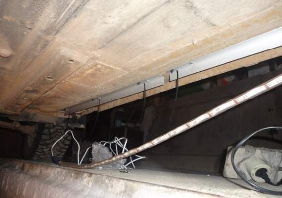 Неоновые акценты в авто: мода 2025