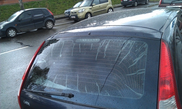 неудачная поклейка пленки на заднее стекло