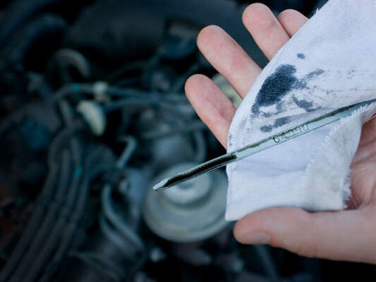 Почему масло в двигателе быстро чернеет