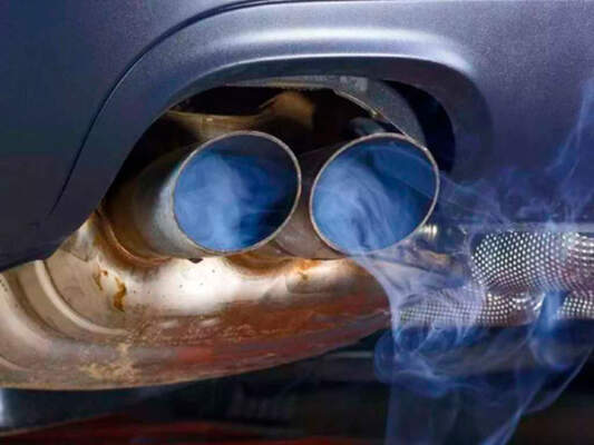 Синий дым из выхлопной трубы – причины и решение проблемы