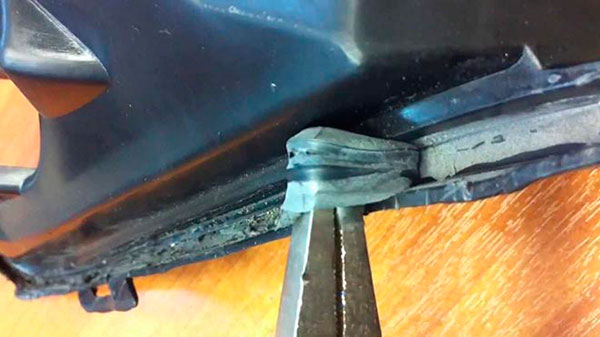 Вода в салоне автомобиля: откуда течёт (дренажи, уплотнители, кузовные пробки) и как найти источник