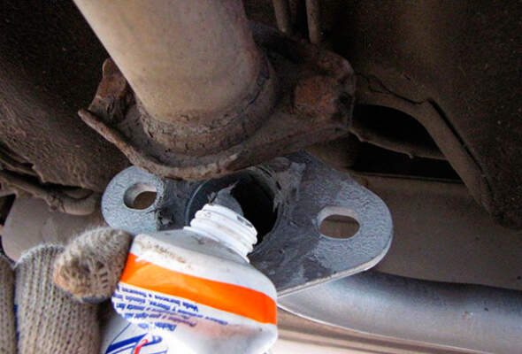 Выхлопная система: запах в салоне, подсос, трещины, лямбда‑зонд — диагностика