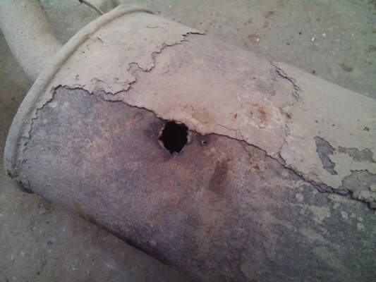 Выхлопная система: запах в салоне, подсос, трещины, лямбда‑зонд — диагностика