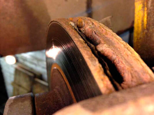 Как самостоятельно заменить тормозные колодки