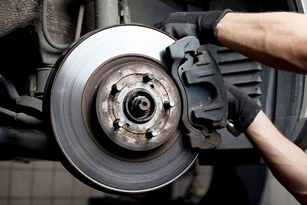 Тормозные колодки и диски: как выбрать состав и не нарваться на свист/биение