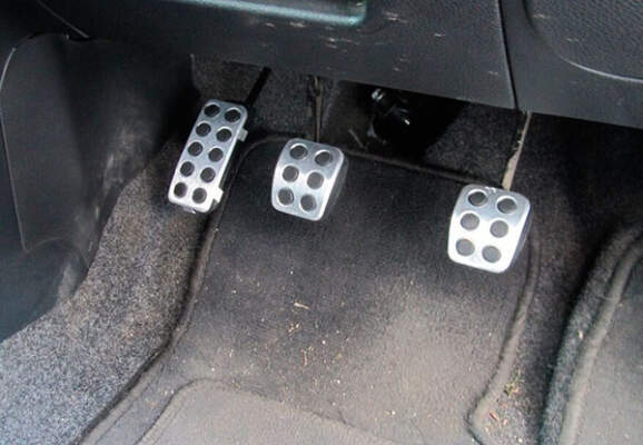 Почему проваливается педаль тормоза