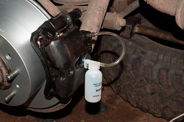 Почему проваливается педаль тормоза