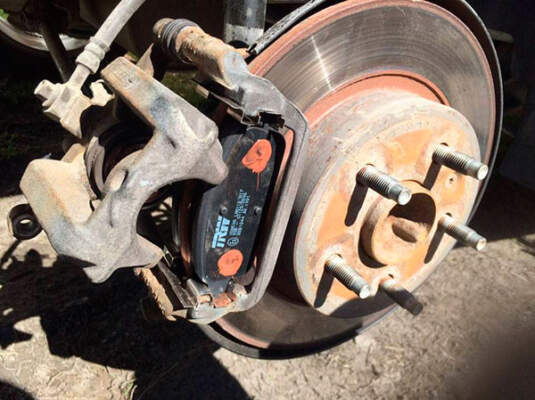 Почему проваливается педаль тормоза