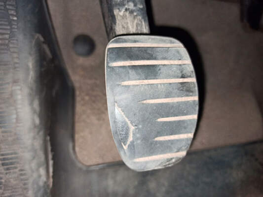 Почему проваливается педаль тормоза