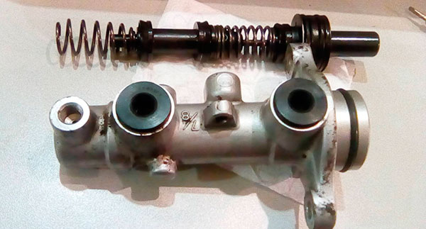 Почему проваливается педаль тормоза