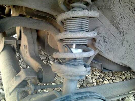 Амортизаторы: как определить износ без стенда и чем опасна «плывущая» машина