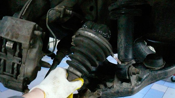 ШРУСы и пыльники: диагностика на повороте и под нагрузкой