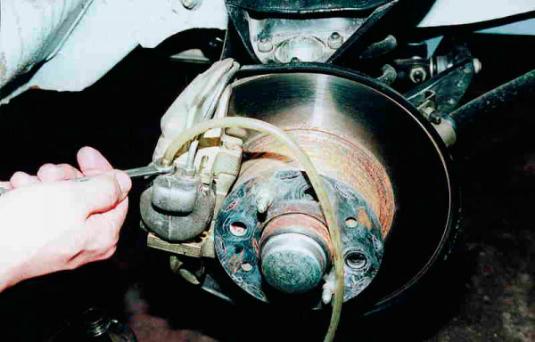 Как самостоятельно заменить тормозные колодки