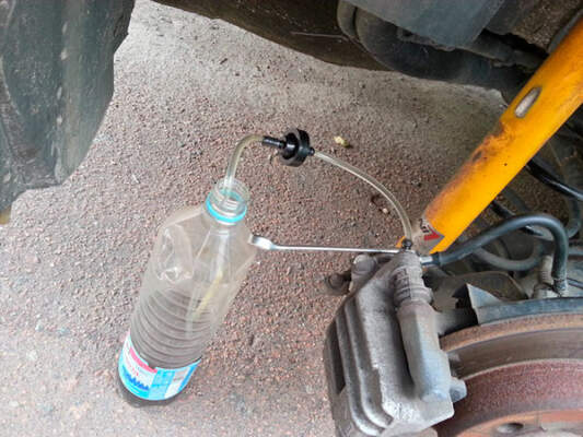 Самостоятельная замена тормозной жидкости: пошаговая инструкция