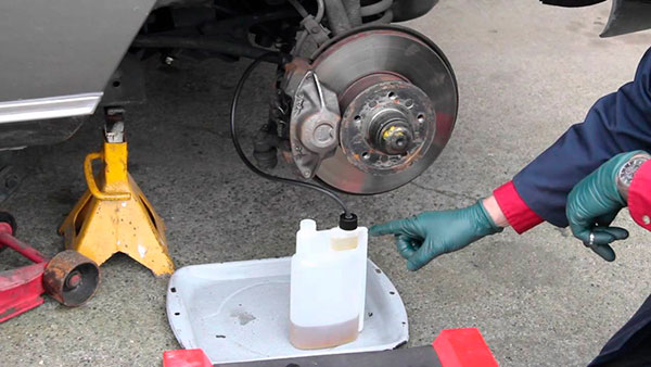 Самостоятельная замена тормозной жидкости: пошаговая инструкция