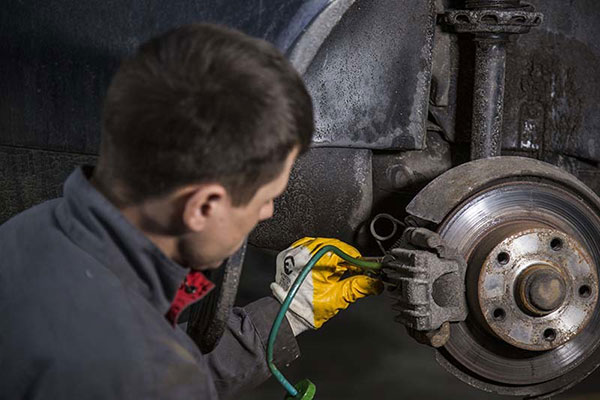 Тормозная жидкость DOT 3/4/5.1: совместимость и замена — полное руководство