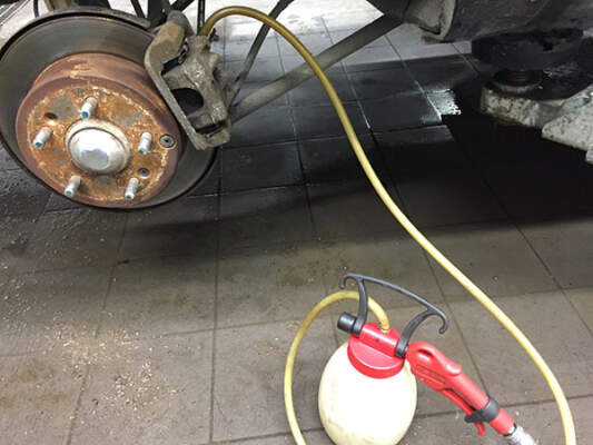 Самостоятельная замена тормозной жидкости: пошаговая инструкция