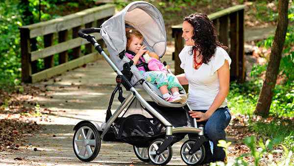 Мама с ребенком в коляске