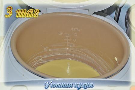 выливаем тесто в чашу мультиварки