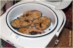 готовится рыба для начинки пирога