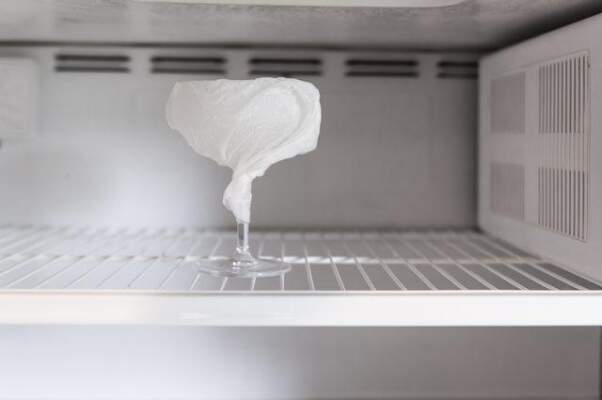 бокал в бумажной салфетке