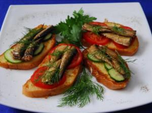 бутерброды со шпротами на тарелке