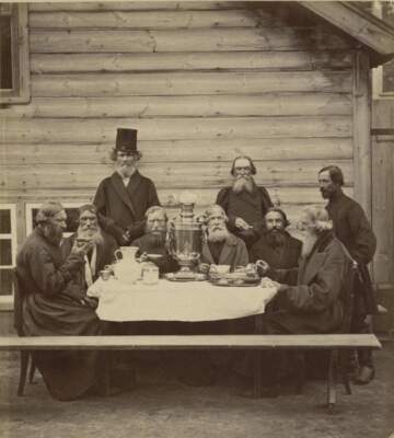 мужчины за чаем у самовара 1910-е годы