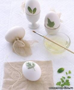 как приклеить листики к яйцам