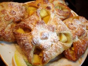 слоеные конверты с яблоком