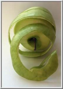 очищенное от кожуры яблоко