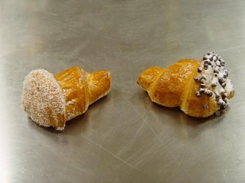 половина круассана из слоеного теста