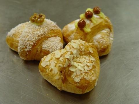 слойка из слоеного теста с начинкой