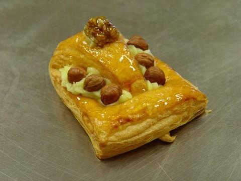 треугольник из слоеного теста с начинкой