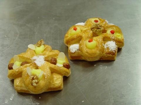 цветочек из слоеного теста