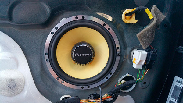 Автозвук без фанатизма: как улучшить звучание штатной системы (динамики / усилитель / настройка)