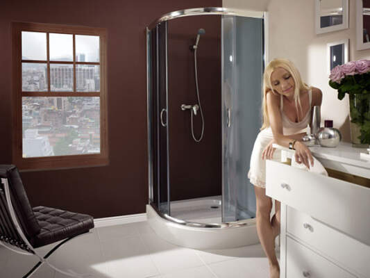 Девушка и душевая кабина