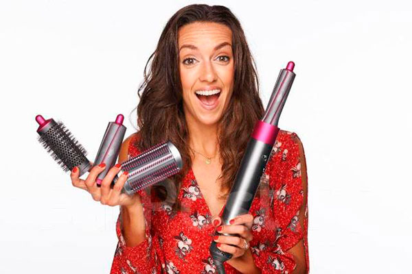 Девушка с феном Dyson