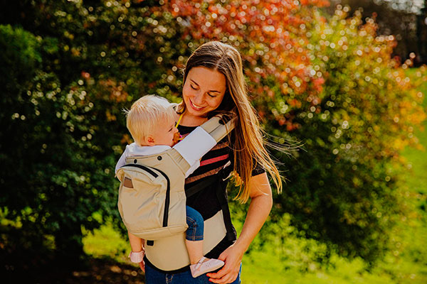 Ребенок в эргорюкзаке